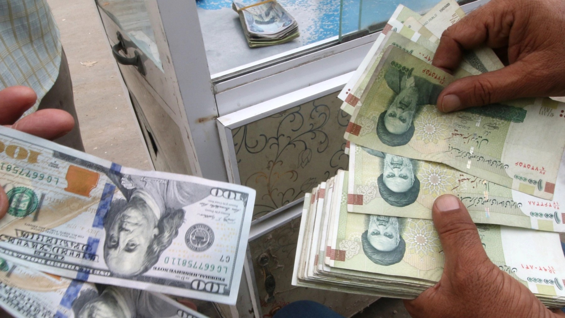 How Tourists Can Exchange Money in Iran